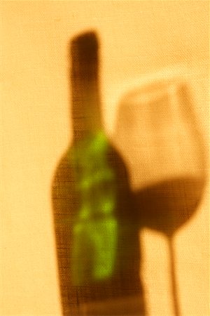 simsearch:622-02354696,k - Schatten von Wein-Flaschen und Gläser Wein Stockbilder - Premium RF Lizenzfrei, Bildnummer: 622-02354849