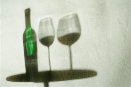 simsearch:622-02354696,k - Schatten von Wein-Flaschen und Gläser Wein Stockbilder - Premium RF Lizenzfrei, Bildnummer: 622-02354840