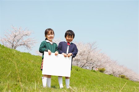 simsearch:622-02395700,k - Japanese children holding white cardboard Stock Photo - Premium Royalty-Free, Code: 622-02395700