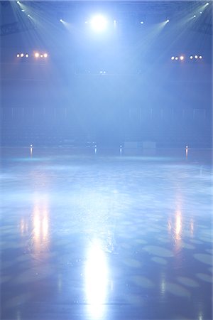 stadium lights not person - Ice rink stadium Foto de stock - Sin royalties Premium, Código: 622-02638238