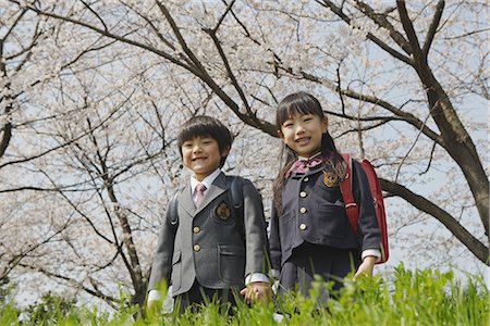 pigtail girl and brother - Schoolmate going to school and looking at camera Foto de stock - Sin royalties Premium, Código: 622-02758445