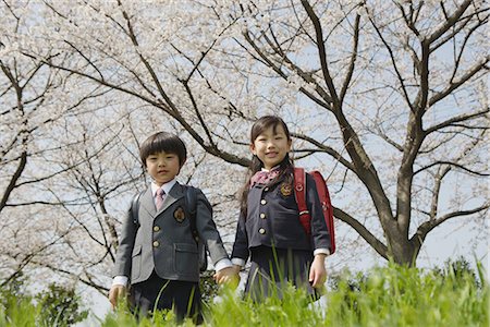 pigtail girl and brother - Schoolmate going to school and looking at camera Foto de stock - Sin royalties Premium, Código: 622-02758447