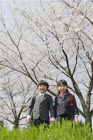 pigtail girl and brother - Schoolmate going to school and looking at camera Foto de stock - Sin royalties Premium, Código: 622-02758442