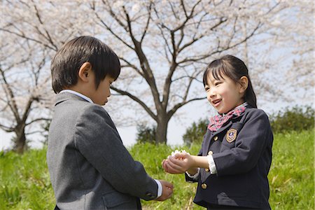 simsearch:622-02758458,k - Japanese kids playing with cherry flowers Fotografie stock - Premium Royalty-Free, Codice: 622-02758455