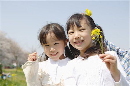 simsearch:622-02758451,k - Deux jeunes filles japonaises, tenant des fleurs Photographie de stock - Premium Libres de Droits, Code: 622-02758468