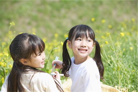 simsearch:622-02758451,k - Jeunes filles japonaises manger déjeuner ensemble Photographie de stock - Premium Libres de Droits, Code: 622-02758496