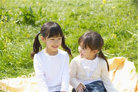 simsearch:622-02758451,k - Jeunes filles japonaises assis dans un jardin Photographie de stock - Premium Libres de Droits, Code: 622-02758493