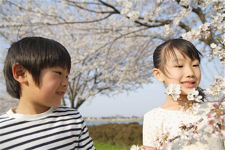simsearch:622-02395700,k - Japanese kids looking at cherry flower Stock Photo - Premium Royalty-Free, Code: 622-02758504