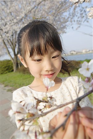 simsearch:622-02395644,k - Japanische Mädchen Blick auf Blumen Stockbilder - Premium RF Lizenzfrei, Bildnummer: 622-02758505