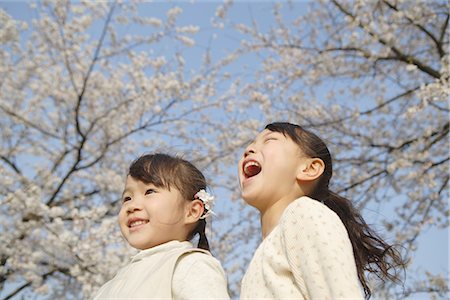 simsearch:622-02758451,k - Deux soeurs japonaise sourire et rire Photographie de stock - Premium Libres de Droits, Code: 622-02758503