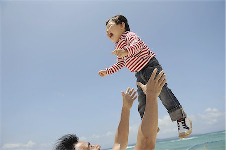 Father lifting child into air Foto de stock - Sin royalties Premium, Código: 622-02758531