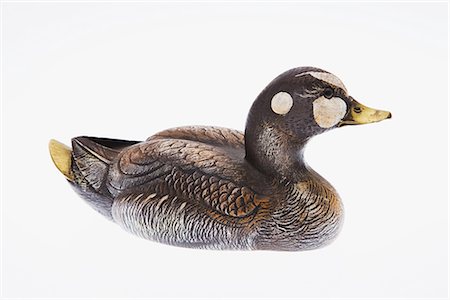 pato de isca - Wooden Duck Decoy on White Background Foto de stock - Royalty Free Premium, Número: 622-02758783