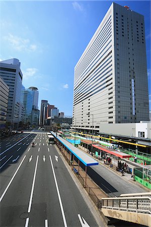 Vue de l'arrêt de Bus et l'aérogare d'Osaka au Japon Photographie de stock - Premium Libres de Droits, Code: 622-02758942