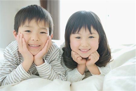 simsearch:622-02759205,k - Asiatiques enfants couché sur un lit Photographie de stock - Premium Libres de Droits, Code: 622-02759088