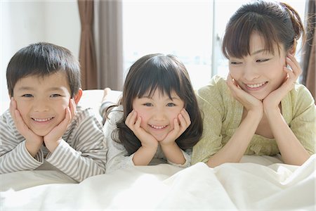 simsearch:685-03082700,k - Mother and her children on bed Stock Photo - Premium Royalty-Free, Code: 622-02759089