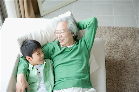 Homme senior avec petit-fils reposant sur canapé Photographie de stock - Premium Libres de Droits, Code: 622-02759129