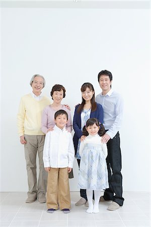 Famille asiatique debout ensemble Photographie de stock - Premium Libres de Droits, Code: 622-02759144