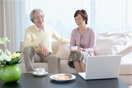 elder - Couple senior ayant le café sur le canapé dans le salon Photographie de stock - Premium Libres de Droits, Code: 622-02759142