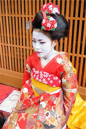 Geisha in Traditional Make-Up and Wearing Kimono Stock Photo - Premium Royalty-Free, Code: 622-02759477