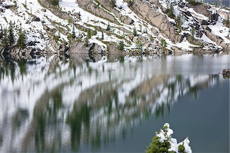 simsearch:622-02759697,k - Reflection of Snow-Capped Mountains  in Lake Foto de stock - Sin royalties Premium, Código: 622-02759658