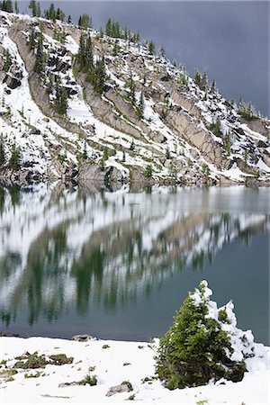 simsearch:859-03037551,k - Lac avec les montagnes enneigées à Banff, Canada Photographie de stock - Premium Libres de Droits, Code: 622-02759659
