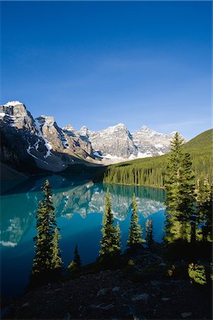 simsearch:859-03037551,k - Reflet des montagnes enneigées dans le lac Moraine Photographie de stock - Premium Libres de Droits, Code: 622-02759684