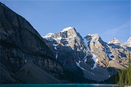 Snow-Covered Mountains  at Alberta, Canada Foto de stock - Royalty Free Premium, Número: 622-02759685