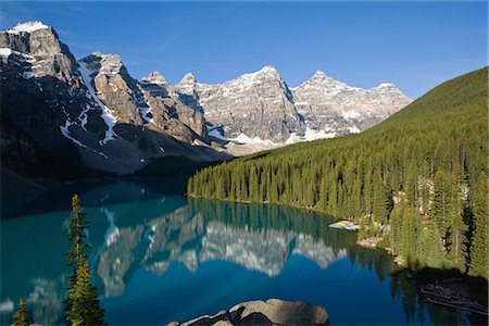 Scenic View of  Moraine Lake in Banff, Alberta, Canada Foto de stock - Royalty Free Premium, Número: 622-02759680