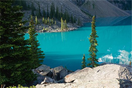 Scenic View of  Moraine Lake in Banff, Alberta, Canada Foto de stock - Royalty Free Premium, Número: 622-02759682