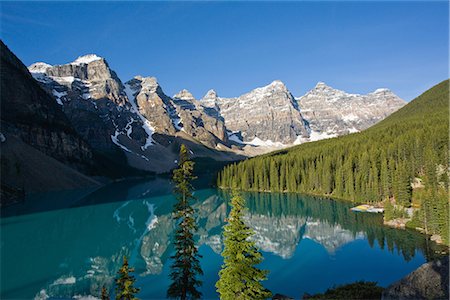 Scenic View of  Moraine Lake in Banff, Alberta, Canada Foto de stock - Royalty Free Premium, Número: 622-02759683