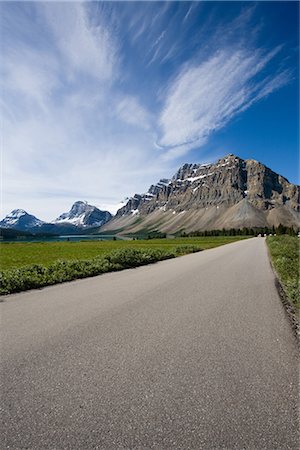 Road Approaching Snow -Covered Mountains Foto de stock - Royalty Free Premium, Número: 622-02759691