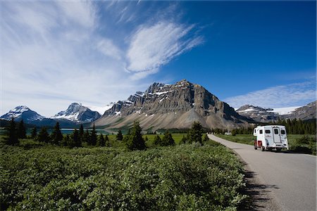 simsearch:622-02759697,k - Road Approaching Snow -Covered Mountains Foto de stock - Sin royalties Premium, Código: 622-02759692