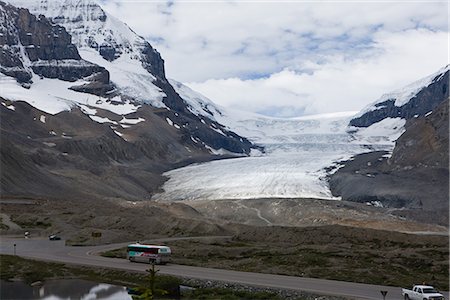 Route de montagnes couronnées de neige sur fond de ciel nuageux Photographie de stock - Premium Libres de Droits, Code: 622-02759701