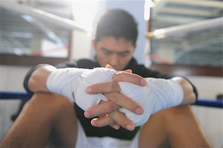 Boxer wearing bandage in his both hands Foto de stock - Sin royalties Premium, Código: 622-02913223