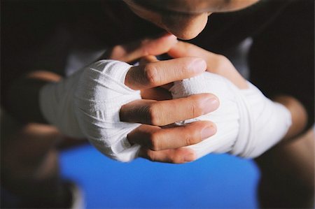 Boxer's hands and knuckles tied with bandage Foto de stock - Sin royalties Premium, Código: 622-02913237