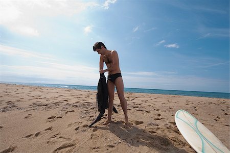 simsearch:622-02913397,k - Surfer debout sur la plage de wetsuit Photographie de stock - Premium Libres de Droits, Code: 622-02913400