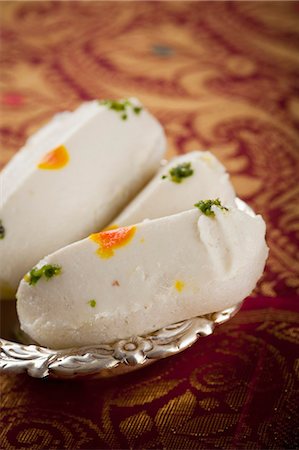 plats indiens - Cham cham a traditional Indian sweet made from chhena (cottage cheese) and khoya (solid milk) Photographie de stock - Premium Libres de Droits, Code: 630-06724448