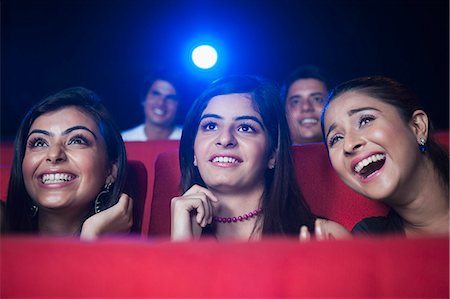 Youngsters enjoying movie in a cinema hall Foto de stock - Sin royalties Premium, Código: 630-06724552