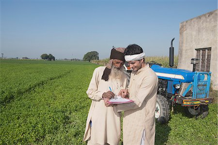 Farmer signing on the agreement of agriculture loan, Sonipat, Haryana, India Foto de stock - Sin royalties Premium, Código: 630-06724675