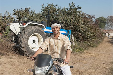 farmer on tractor haryana - Farmer riding a motorcycle, Sonipat, Haryana, India Foto de stock - Sin royalties Premium, Código: 630-06724676