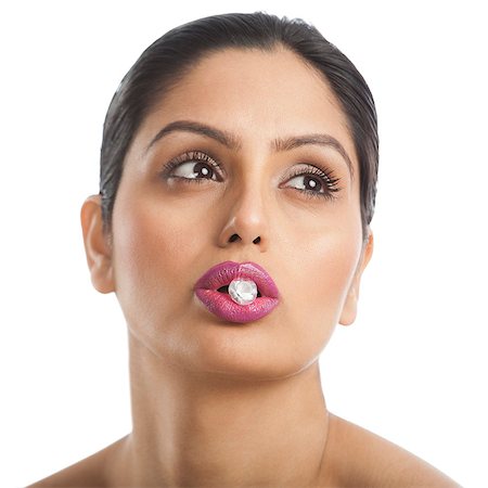 diamante - Woman holding diamond between her lips Foto de stock - Sin royalties Premium, Código: 630-06724796