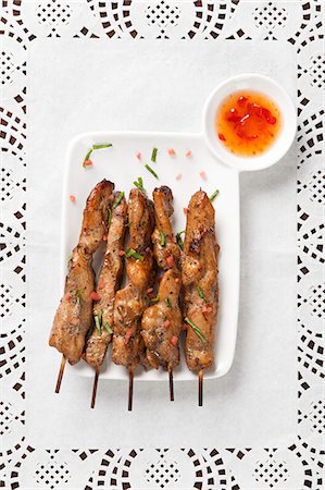 skewered meat - Close-up of kebab served with sauce Foto de stock - Sin royalties Premium, Código: 630-06724867