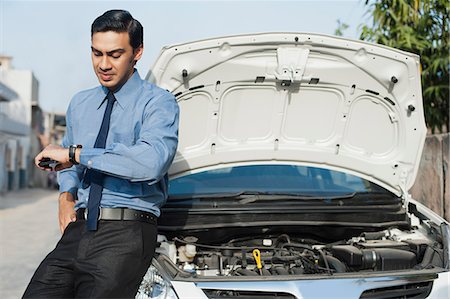 Bengali businessman standing near a broken down car Photographie de stock - Premium Libres de Droits, Code: 630-06724898