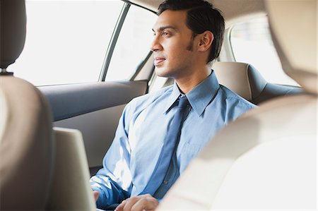 Bengali businessman using a laptop in a car Foto de stock - Sin royalties Premium, Código: 630-06724891