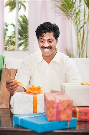 simsearch:630-06724914,k - South Indian man smiling near gift boxes Photographie de stock - Premium Libres de Droits, Code: 630-06724935