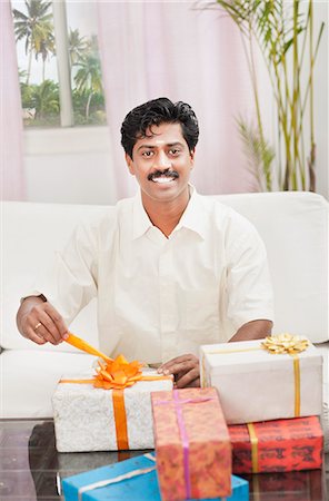 simsearch:630-06724914,k - South Indian man smiling near gift boxes Photographie de stock - Premium Libres de Droits, Code: 630-06724938