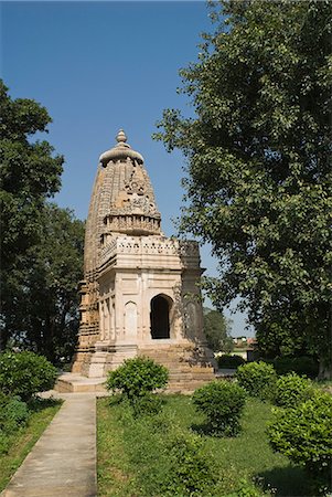 Garden in front of a temple, Kandariya Mahadeva Temple, Khajuraho, Chhatarpur District, Madhya Pradesh, India Photographie de stock - Premium Libres de Droits, Code: 630-06721818