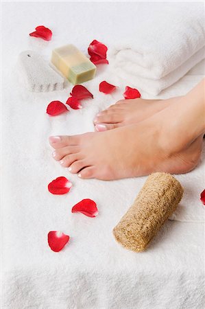 pedicure - Close-up of a woman's feet with rose petals Fotografie stock - Premium Royalty-Free, Codice: 630-06721864