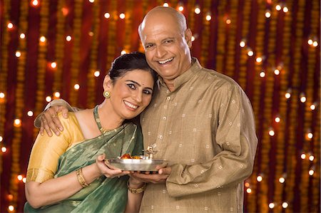 simsearch:630-07071259,k - Couple holding pooja thali Photographie de stock - Premium Libres de Droits, Code: 630-06721937