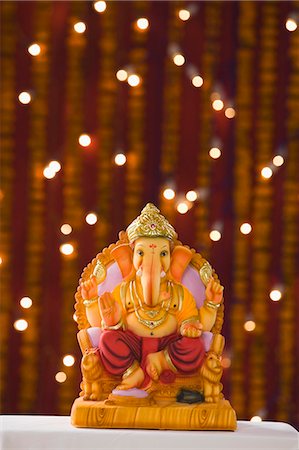 photography lord ganesha photos - Close-up of an idol of Lord Ganesha Foto de stock - Sin royalties Premium, Código: 630-06721959